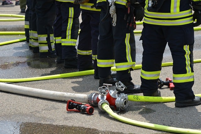 Feuerwehr löscht Werkhallendach in Wittenau Feuerwehr löscht Werkhallendach in Wittenau