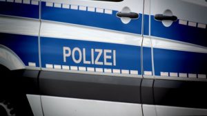 Polizist will Motorrad anhalten - und wird fast angefahren