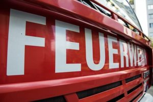 Motoroller und Abdeckplane in Flammen