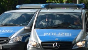 Auto fährt in Laterne, Baum und Linienbus