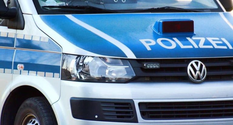 Mann baut bei illegalem Rennen Unfall mit gestohlenem Auto Mann baut bei illegalem Rennen Unfall mit gestohlenem Auto