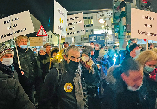 Die zwei Seiten einer Demonstration Die zwei Seiten einer Demonstration