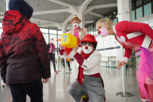 Star-Tenor Rolando Villazón im Ankunftszentrum Tegel - als Clown!