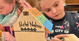 Bunte Hotels für Insekten und Vögel